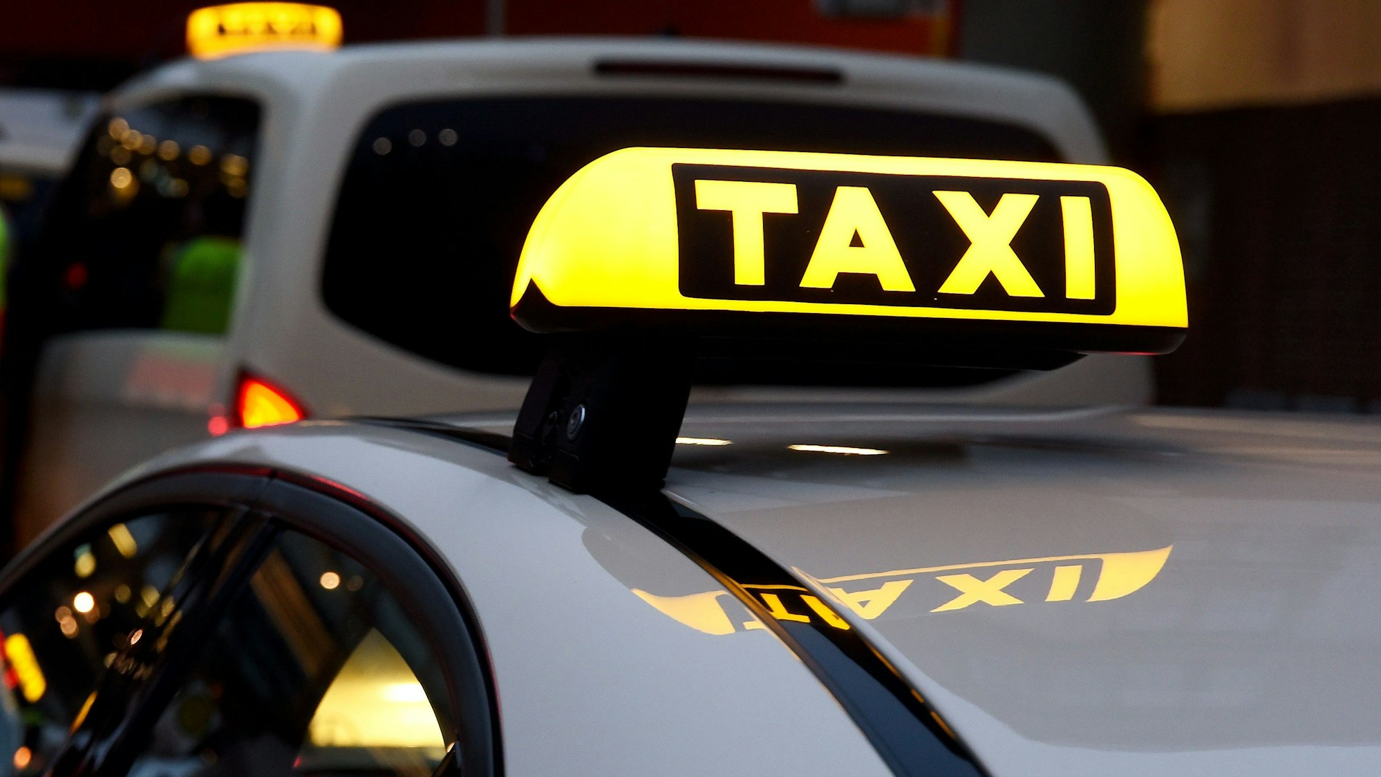 Ordnungsamt und Zoll kontrollieren Taxifahrer und ihre Taxis am Breslauer Platz in Köln.