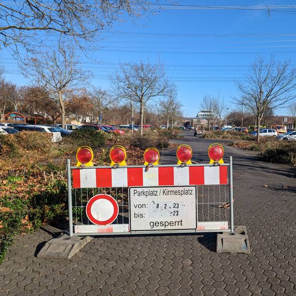 Es ist der Parkplatz am Kiebitzweg in Hürth zu sehen.