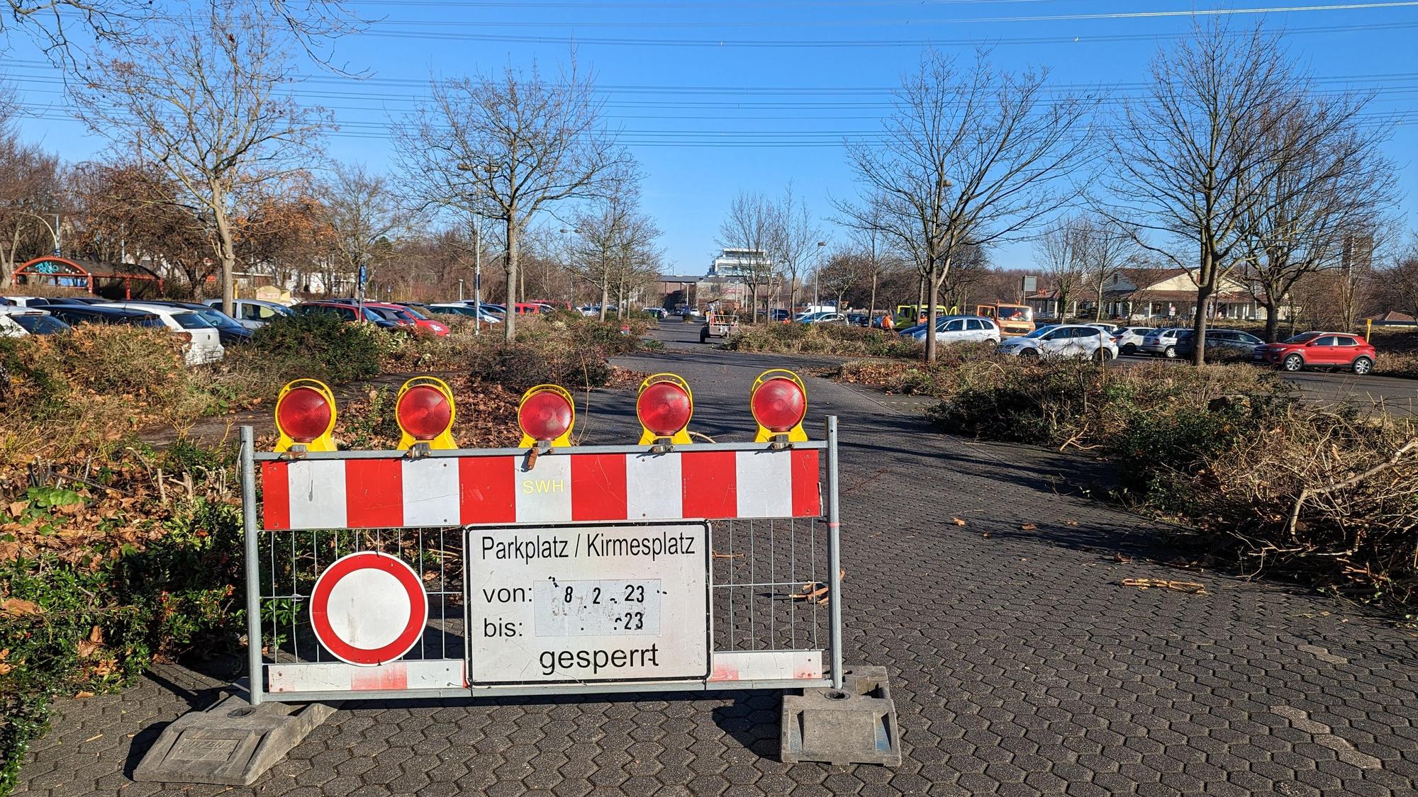Es ist der Parkplatz am Kiebitzweg in Hürth zu sehen.