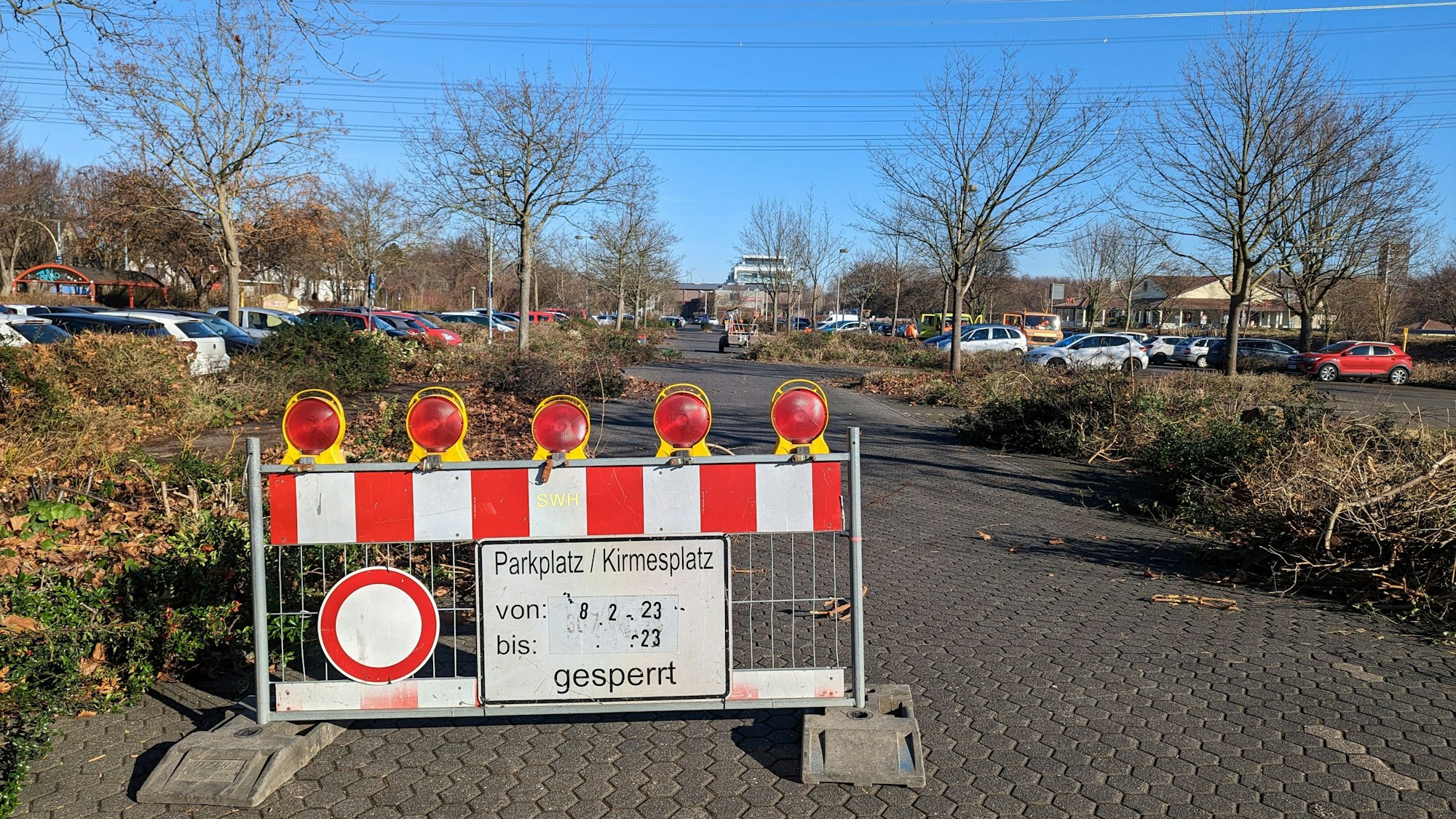 Es ist der Parkplatz am Kiebitzweg in Hürth zu sehen.