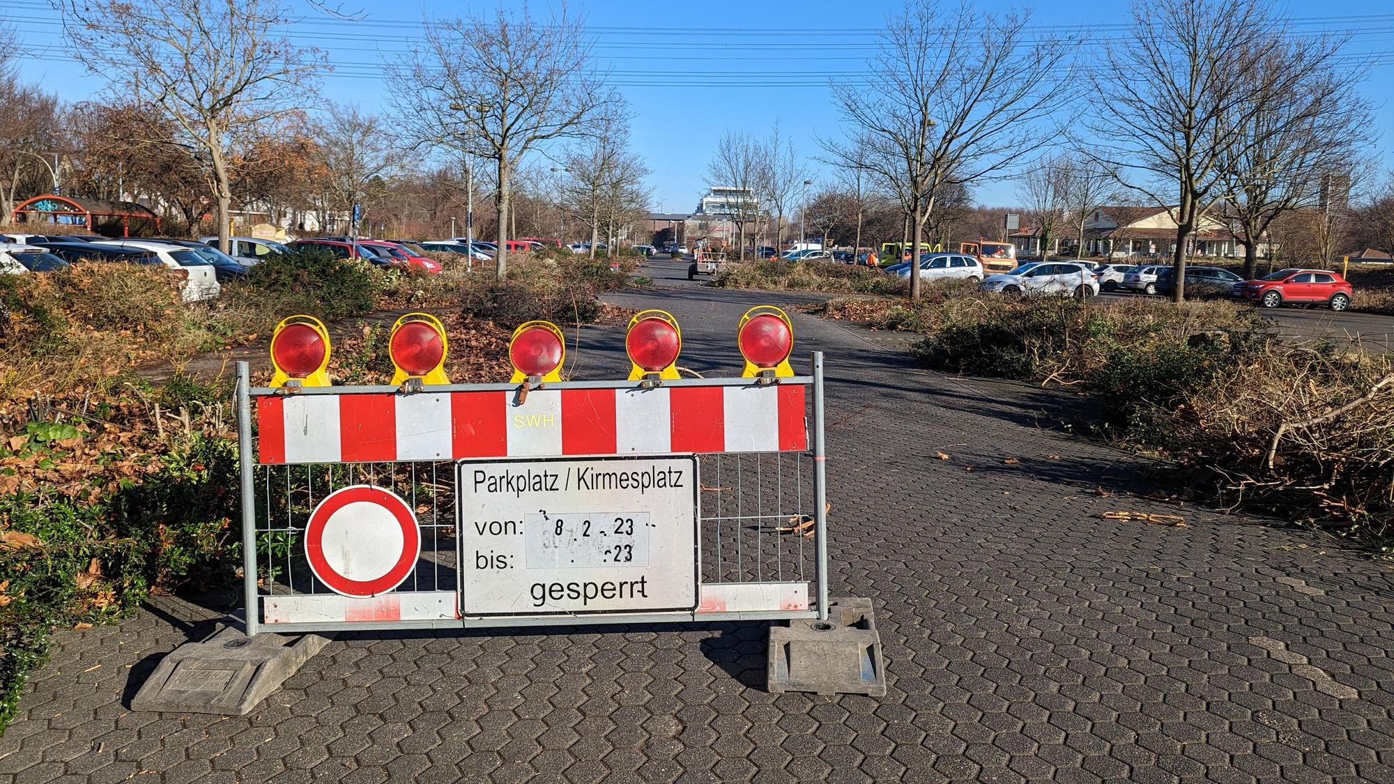 Das Foto zeigt eine rot-weiße Warnbake und das Hinweisschild „Durchfahrt verboten“ an der Einfahrt des Pendlerparkplatzes.