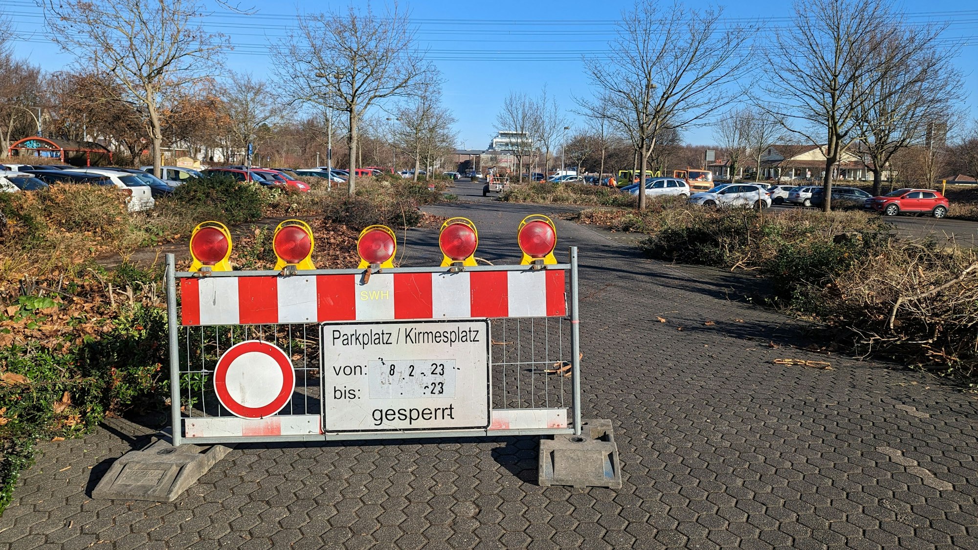 Das Foto zeigt eine rot-weiße Warnbake und das Hinweisschild „Durchfahrt verboten“ an der Einfahrt des Pendlerparkplatzes.