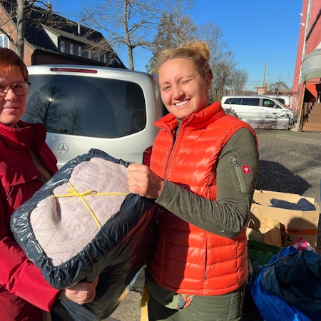 Das Foto zeigt Yeliz Balto von einer Brühler Tischlerei. Sie nimmt Sachspenden aus der Brühler Bevölkerung an, um diese in die Türkei weiterzuschicken.