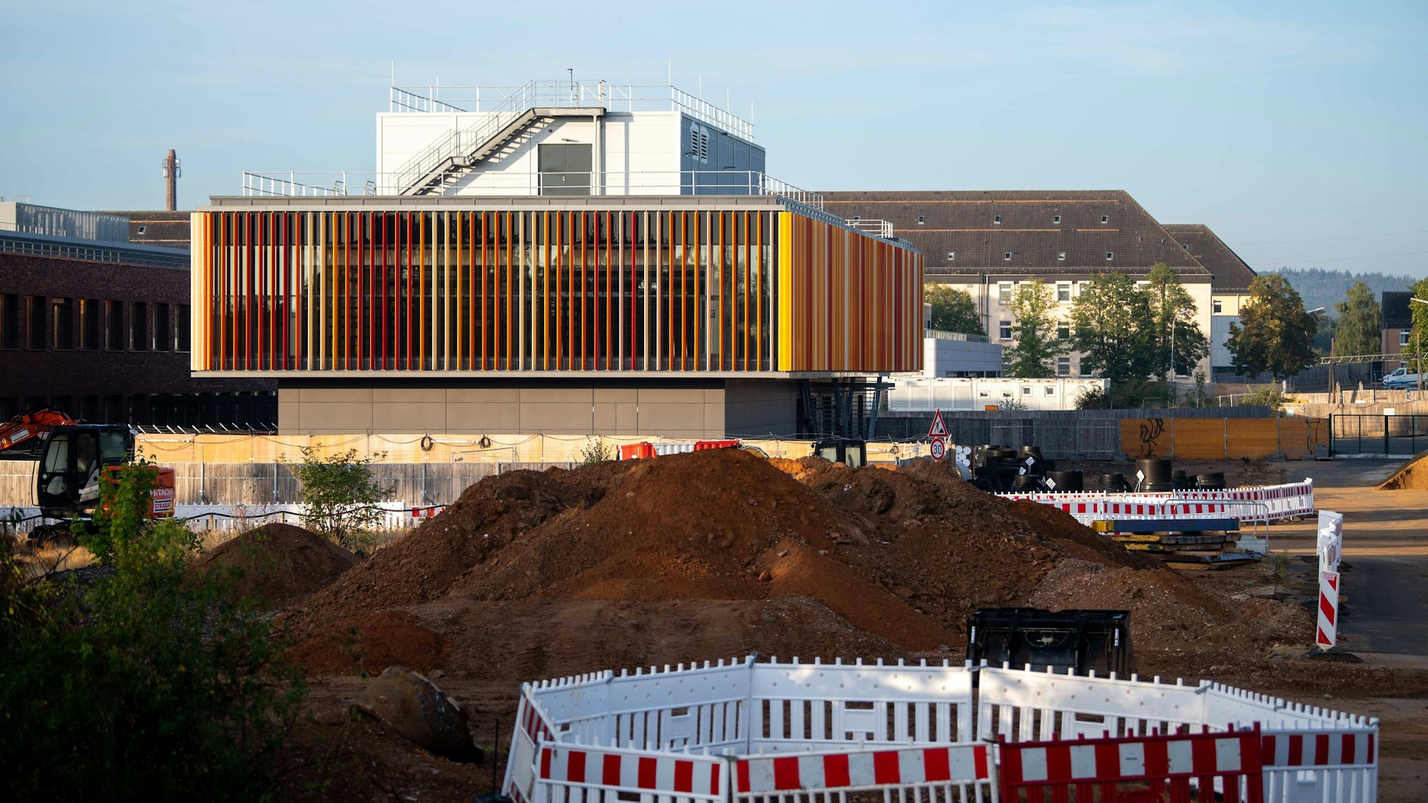 Das markante Gebäude mit den bunten Lamellen wird die neue Bibliothek der Bundeswehr in Euskirchen.
