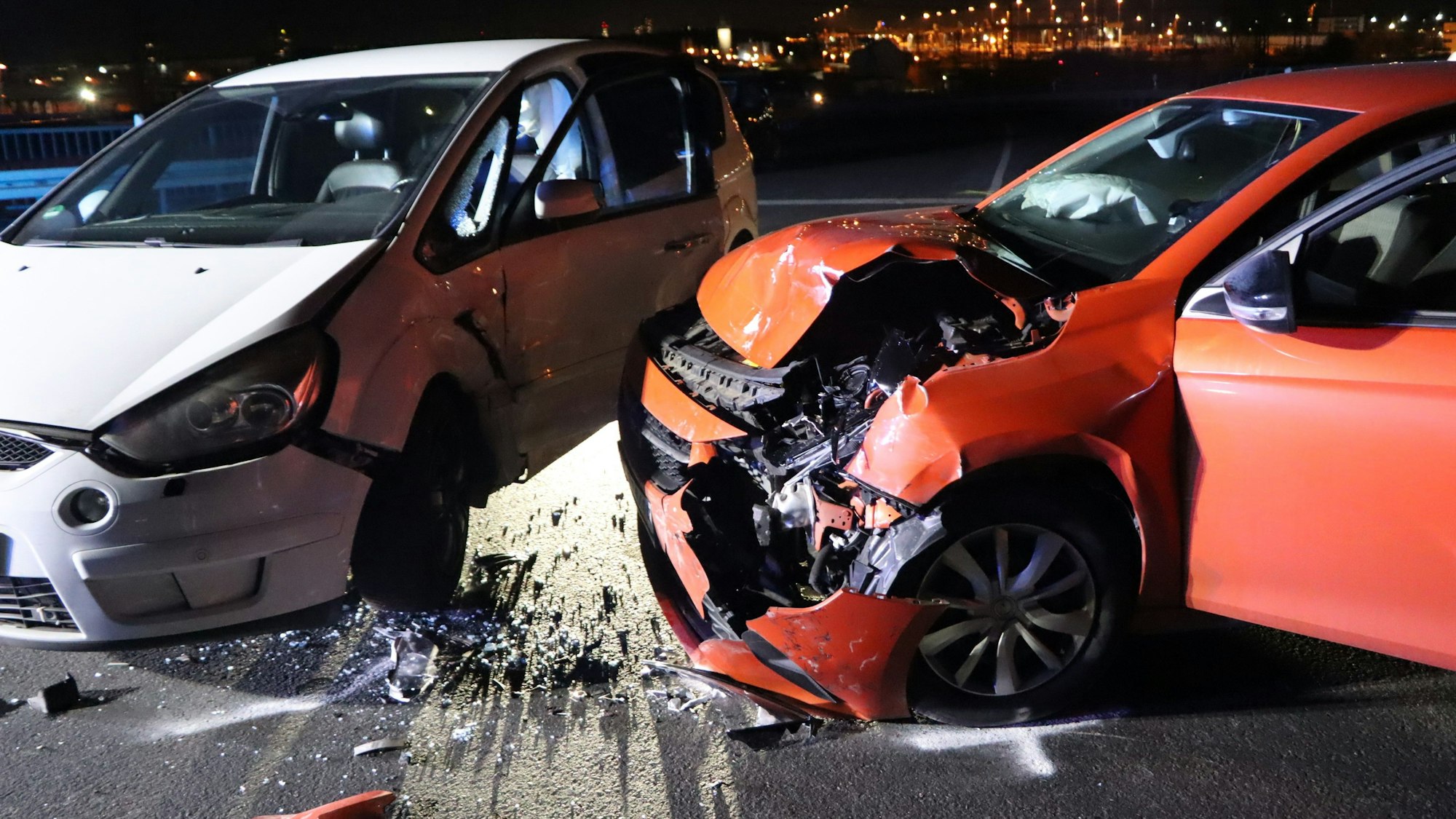 Die beiden am Unfall beteiligten Autos an der Unfallstelle in Hürth.