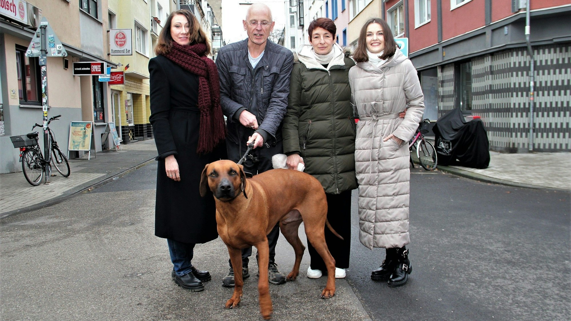 Dolmetscherin Natascha Bahn, Festivalleiter Rolf Emmerich, Regisseurin Svetlana Fourer, Schauspielerin Maryna Bilova und Theaterhund Louis