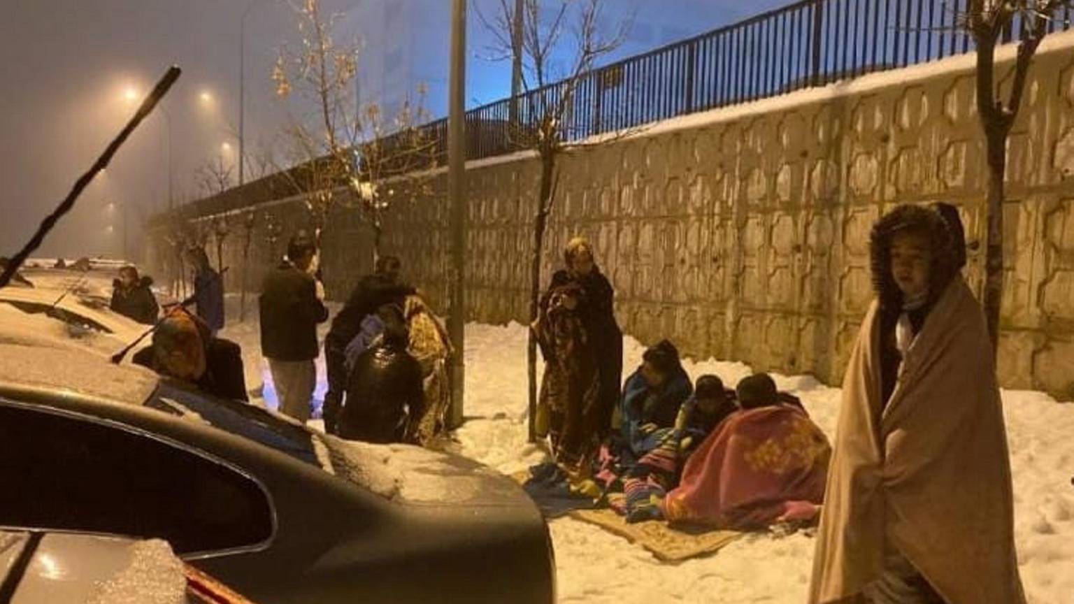 Die Aufnahme von Erdbebenbetroffenen im Schnee hat Esengül Cetinkaya von ihren Verwandten in der Heimat, in Gaziantep, auch kurz Antep genannt, erhalten