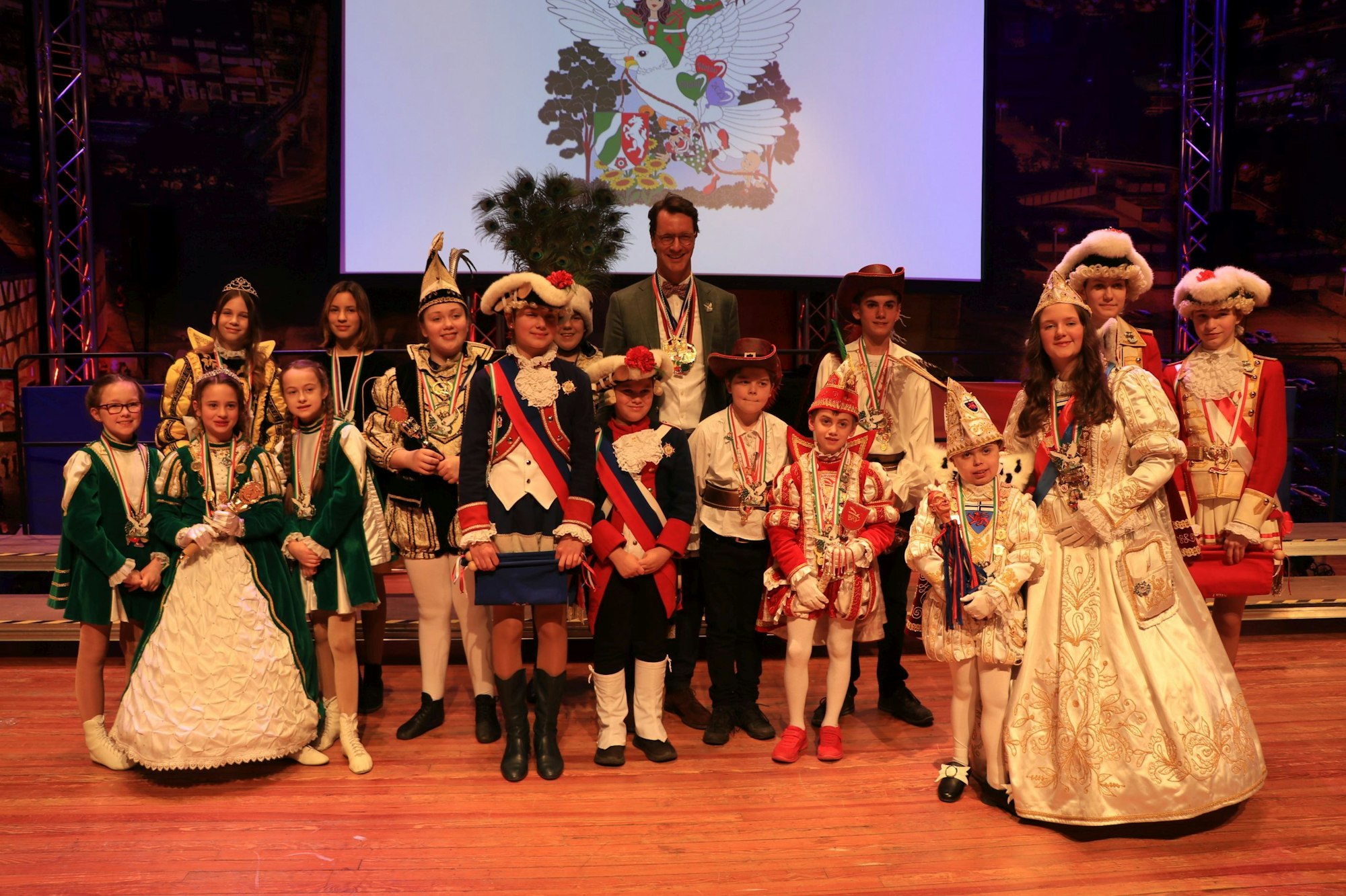 Das Bild zeigt die Tollitäten aus dem Rhein-Erft-Kreis, Bürvenich und Bonn gemeinsam mit dem Ministerpräsidenten Hendrik Wüst (M.).