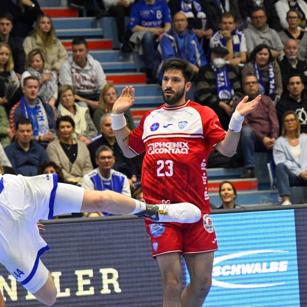 Das Bild zeigt eine Szene aus einem Handballspiel.