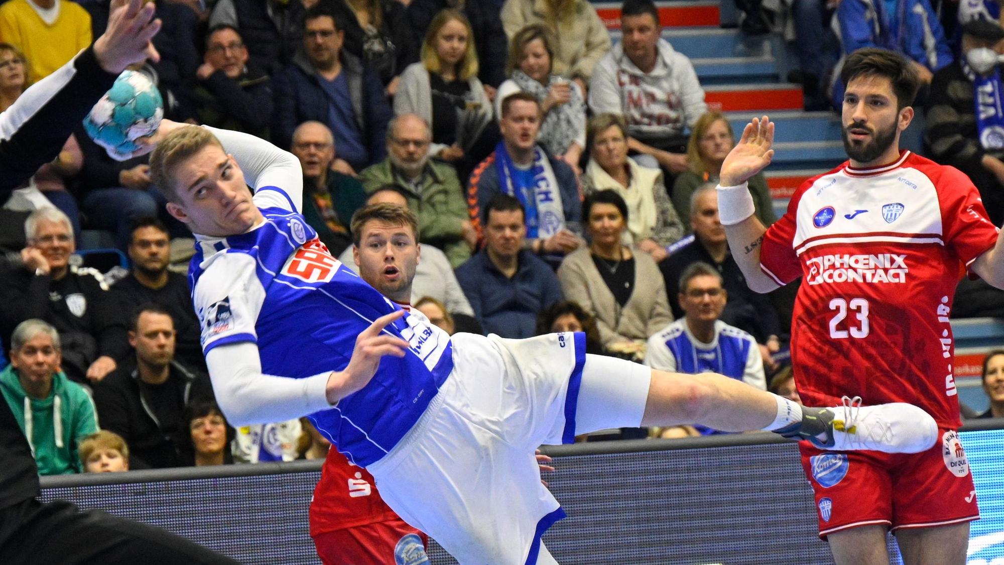 Das Bild zeigt eine Szene aus einem Handballspiel.