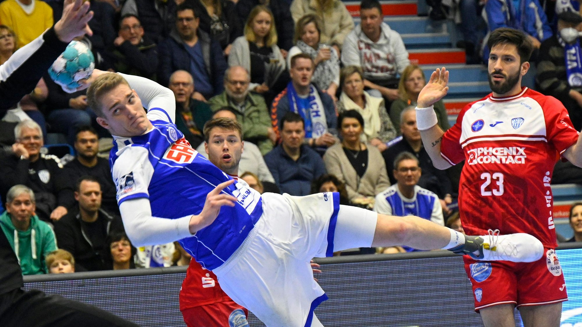 Das Bild zeigt eine Szene aus einem Handballspiel.