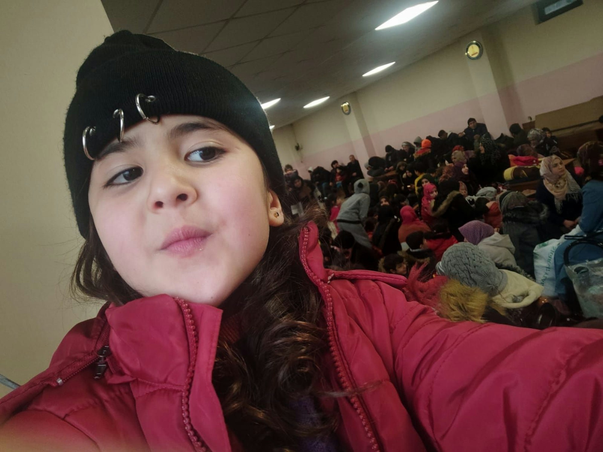 Eine Tochter von Omar Habash schickt ihrem Vater ein Bild von sich und den Menschen, die sich in Antep (Gaziantep) in eine Moschee geflüchtet haben - bis dieses Gebäude ebenfalls Risse bekommt und sich die Flucht fortsetzt.