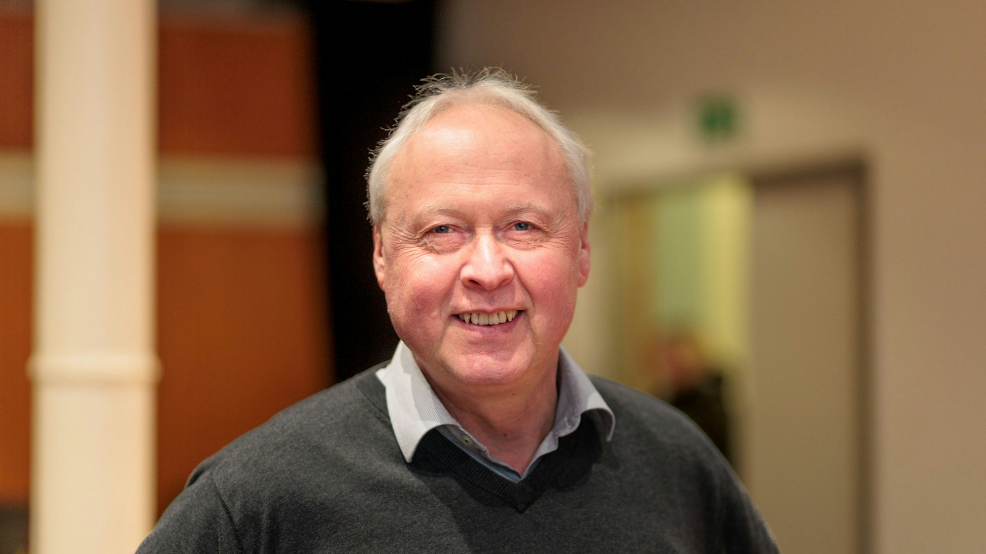 Dr. Gero Karthaus steht im Ratssaal von Engelskirchen und schaut in die Kamera.