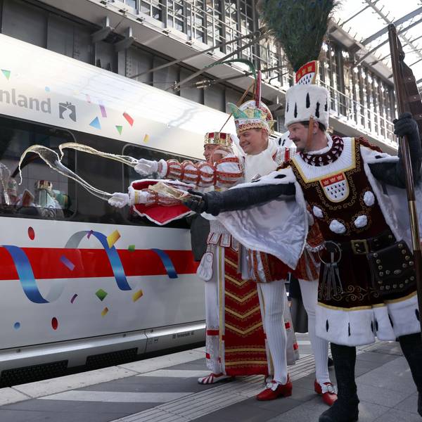 Das Kölner Dreigestirn tauft den ICE mit Kölsch.