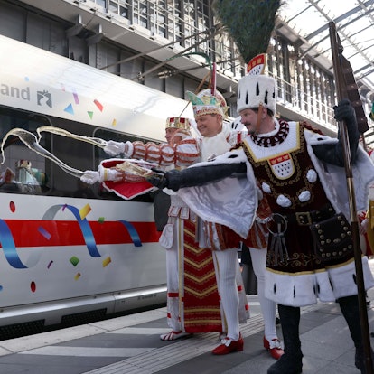 Das Kölner Dreigestirn tauft den ICE mit Kölsch.