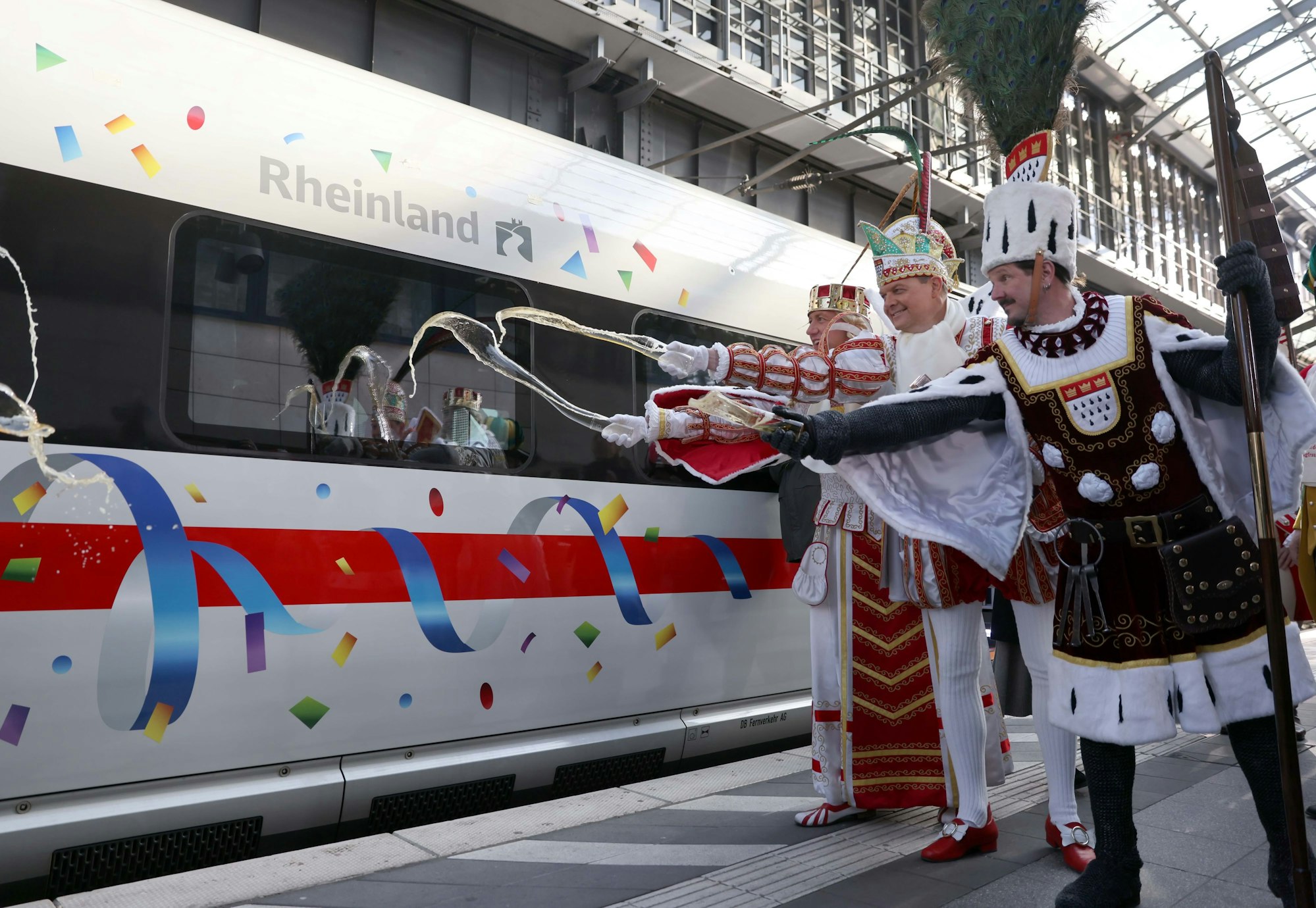 Das Kölner Dreigestirn tauft den ICE mit Kölsch.