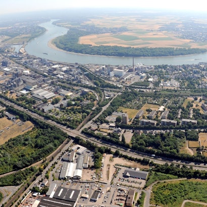 Luftaufnahme vom Rhein bei Wesseling: Direkt am Rhein liegen mehrere Industrieanlagen.