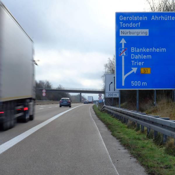 Ein Schild auf der Autobahn zeigt die Ausfahrt nach Blankenheim an.