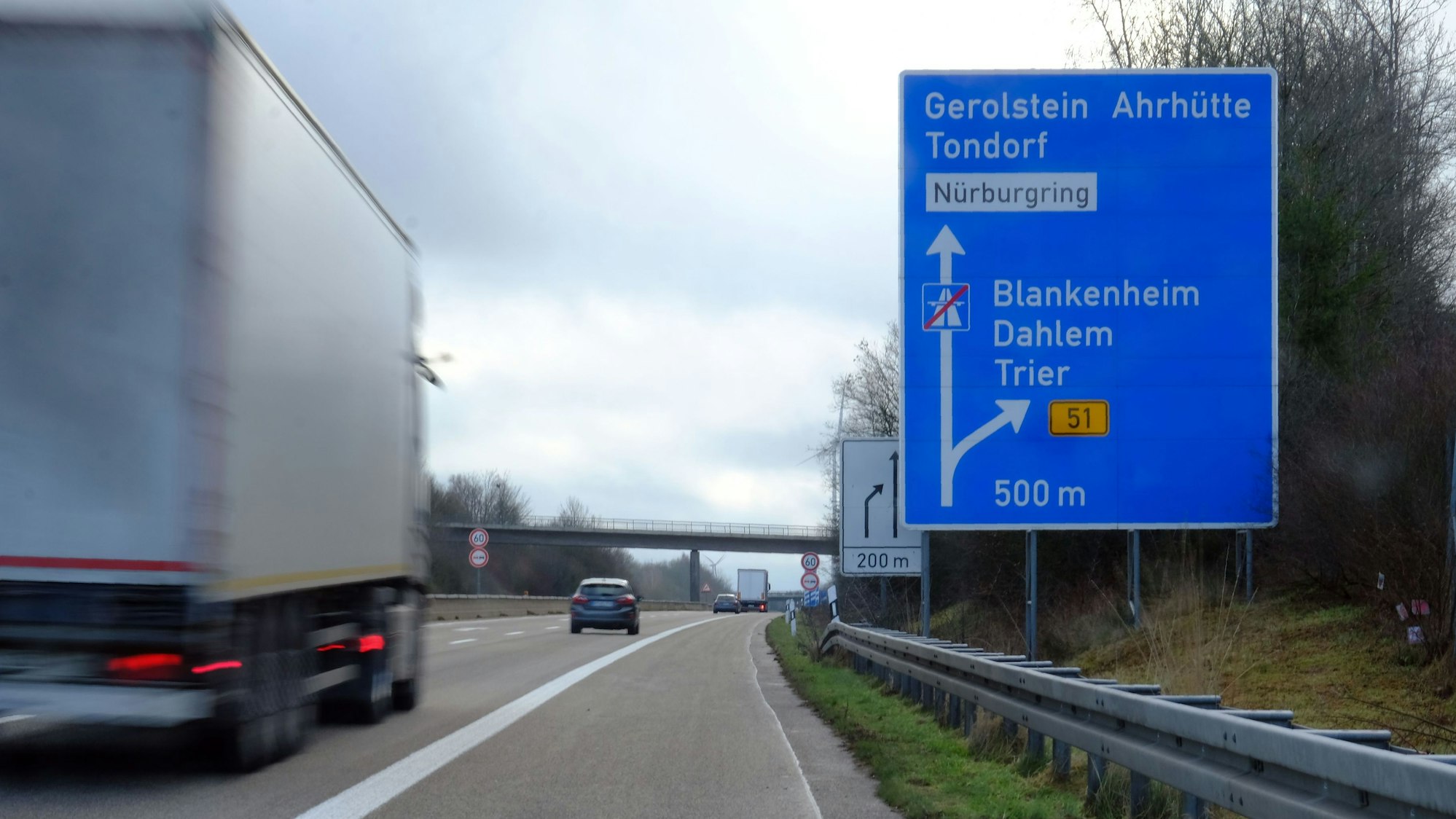 Am Ausbauende der Autobahn 1 bei Nettersheim-Tondorf, Abfahrt Blankenheim, ist ein vorbeifahrender Lastwagen zu sehen.