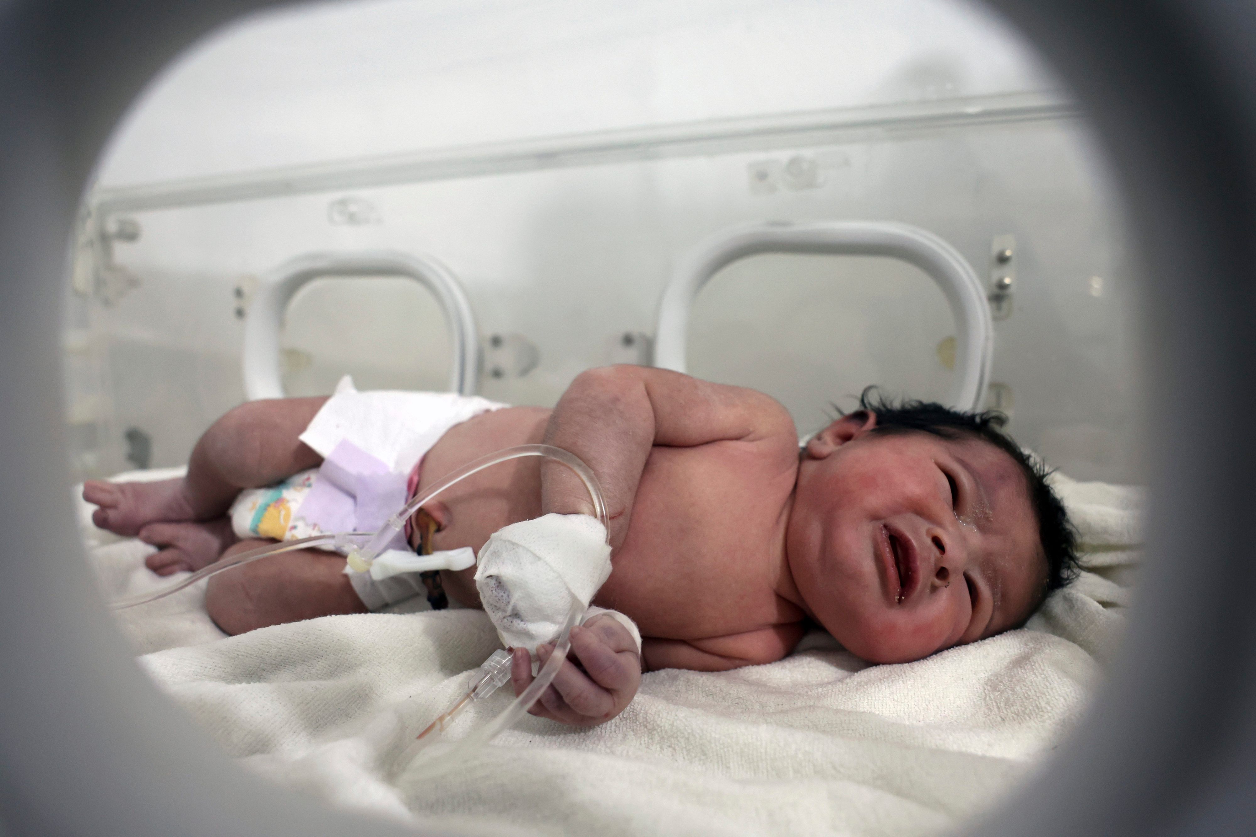Ein kleines Mädchen, das unter den Trümmern eines Erdbebens geboren wurde, wird in einem Inkubator in einem Kinderkrankenhaus in der syrischen Provinz Aleppo behandelt. Die Ärztinnen und Ärzte gaben dem Kind den namen Aja.