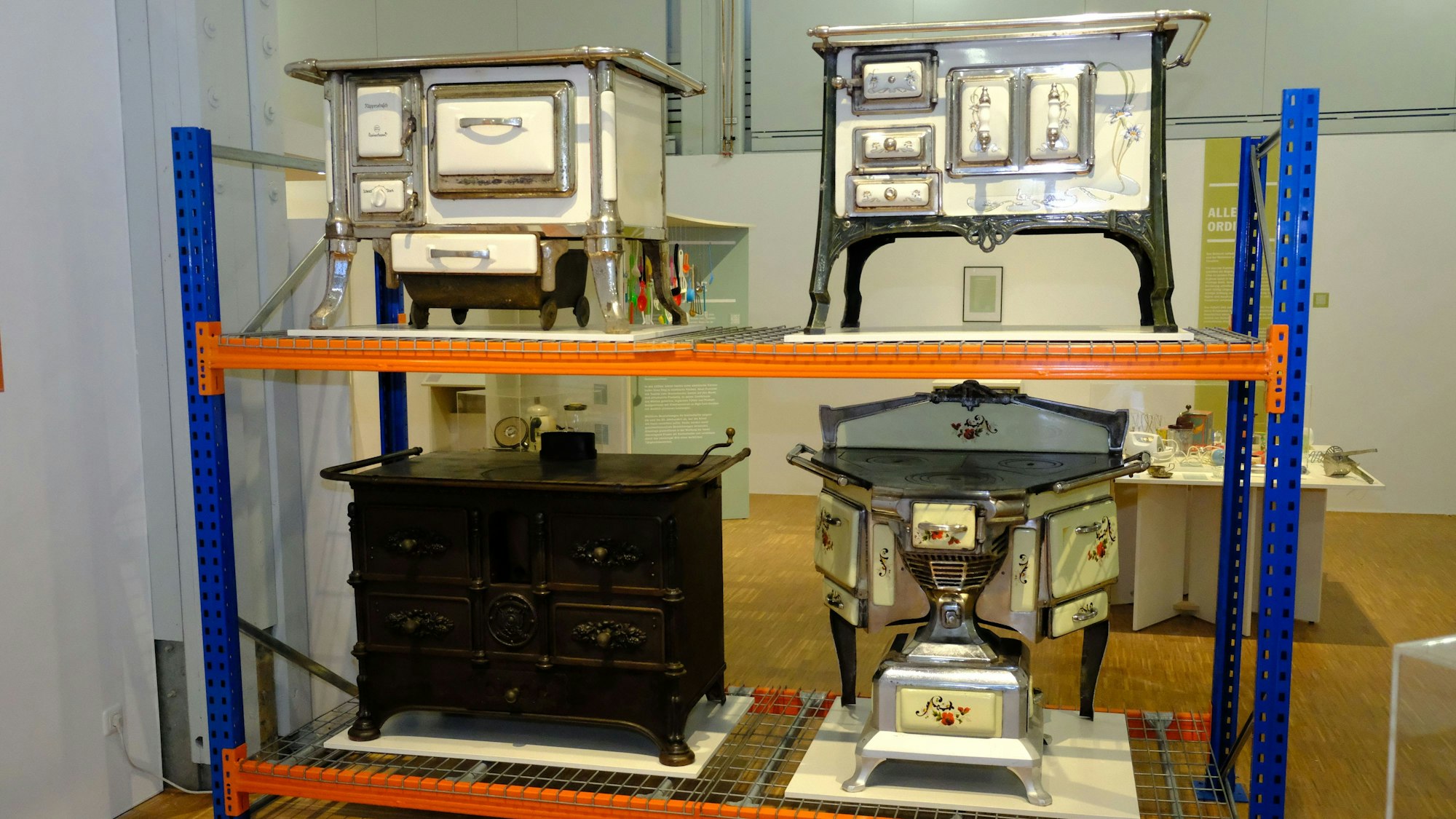 Sparherde in der Ausstellung "Herdanziehungskraft" im Kommerner Freilichtmuseum.