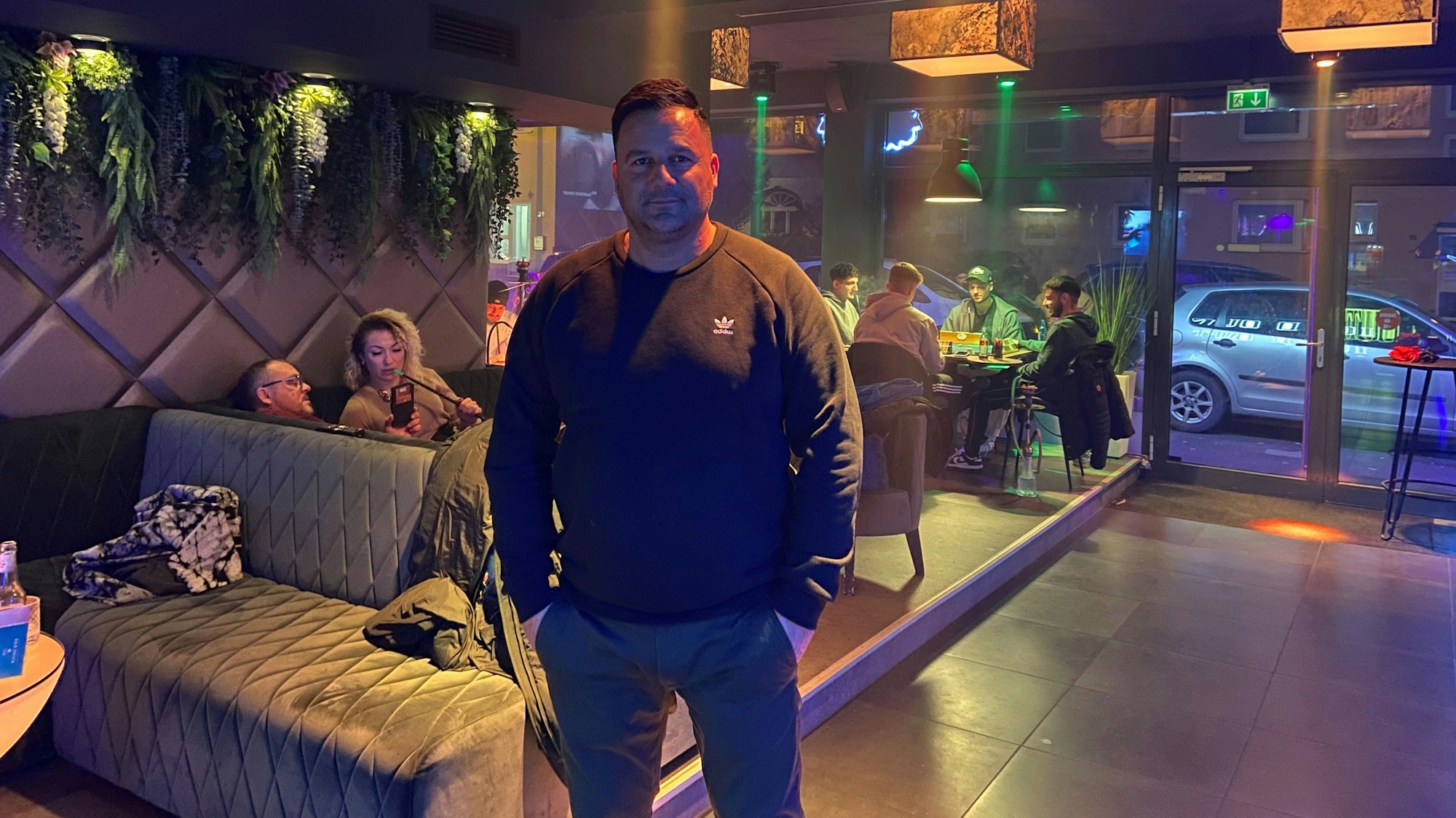 Ein Mann steht in einer Bar.