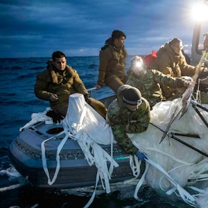 Die U.S. Navy hat den mutmaßlichen Spionageballon vor der Küste von Myrtle Beach aus dem Wasser gezogen.