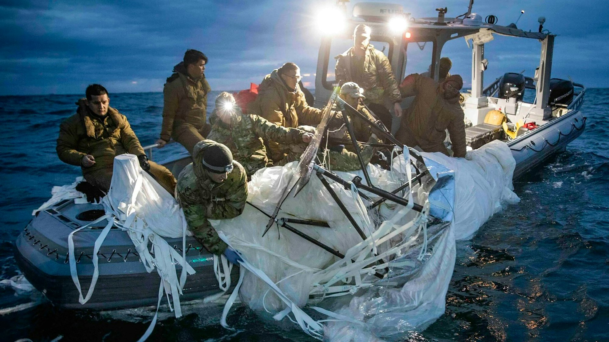 Die U.S. Navy hat den mutmaßlichen Spionageballon vor der Küste von Myrtle Beach aus dem Wasser gezogen.