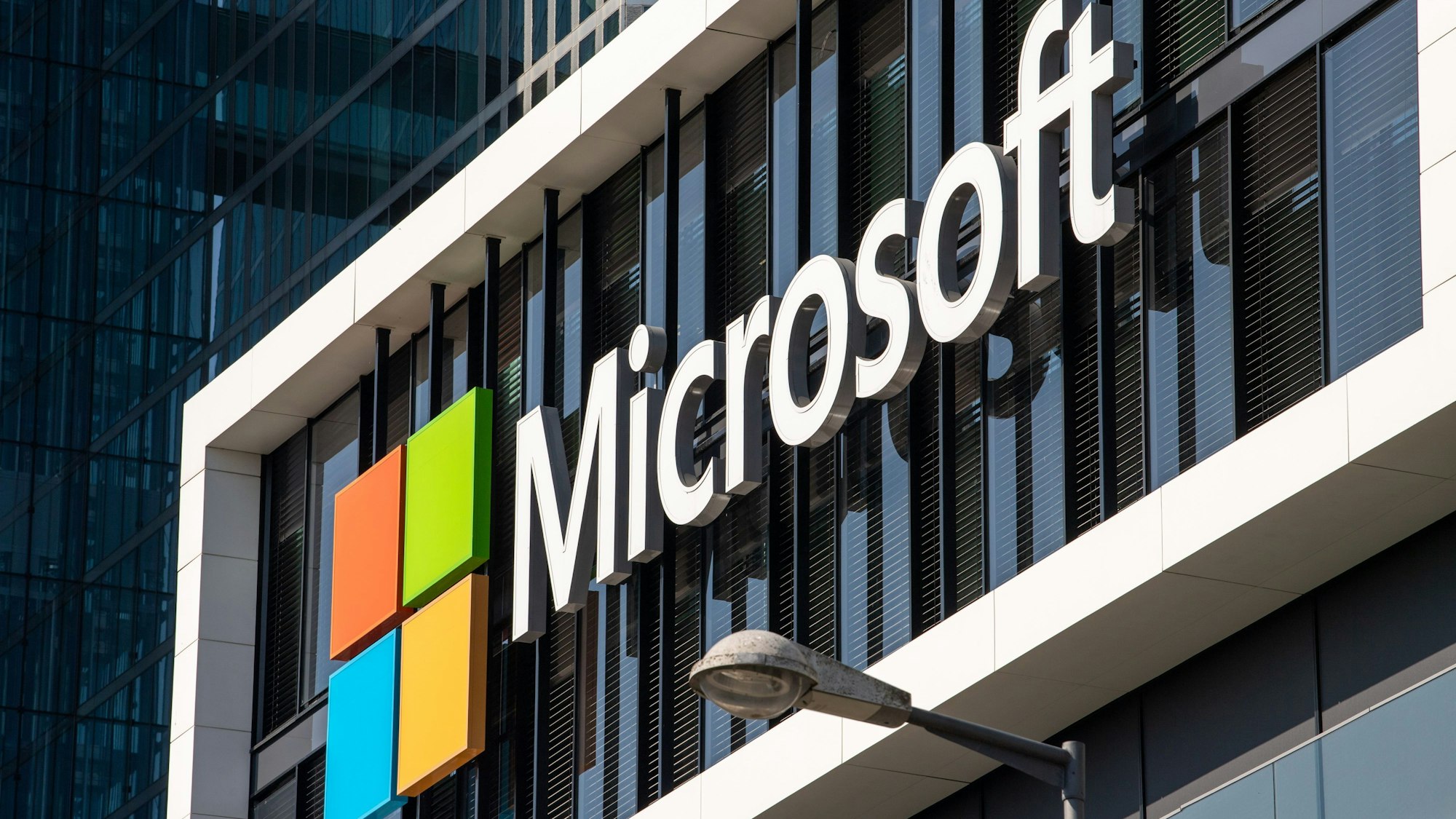 Das Microsoft Logo hängt an der Fassade eines Bürogebäudes in der Parkstadt Schwabing.