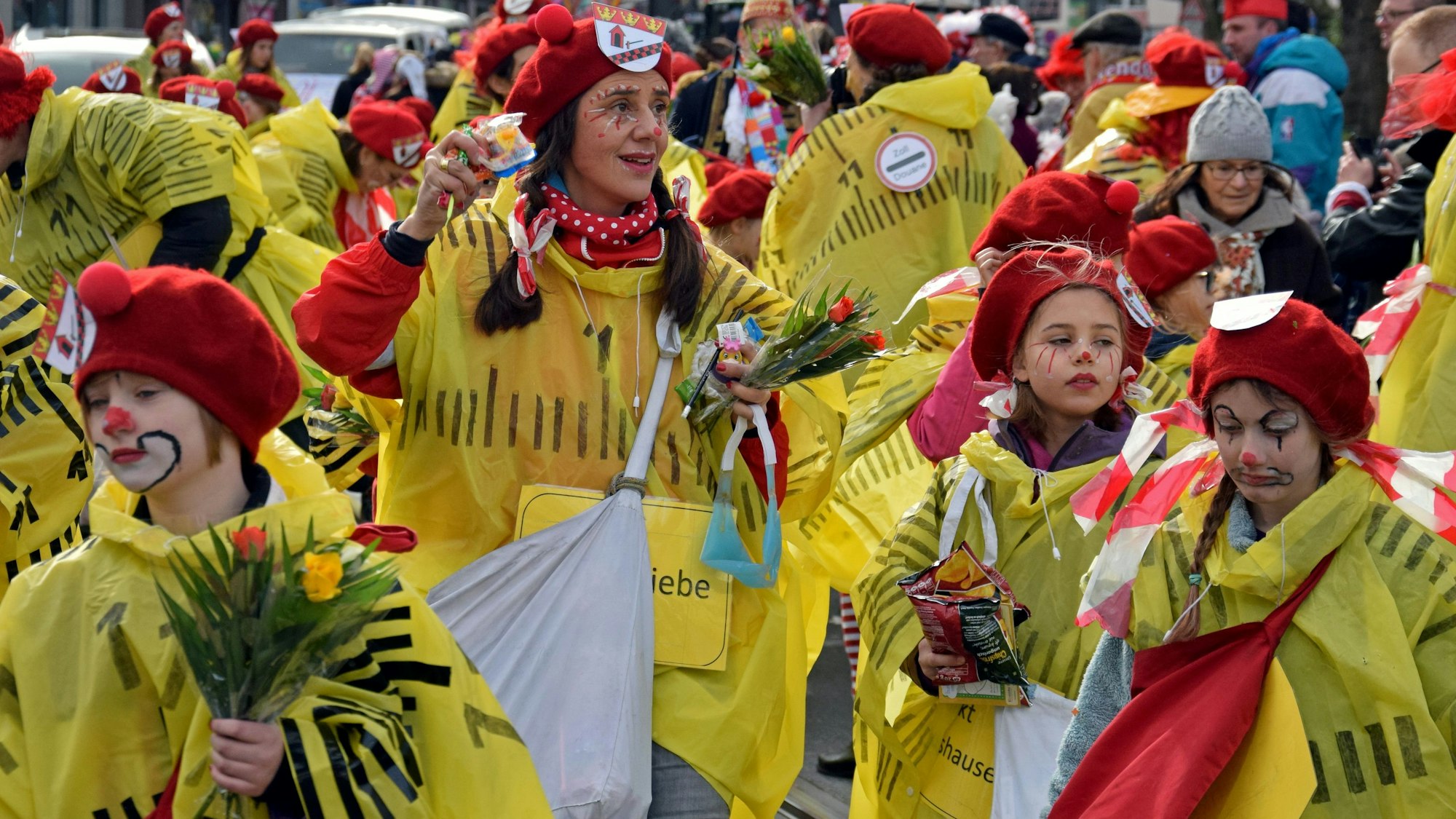 Verkleidete Menschen, die beim Zollstocker Dienstagszug mitgehen
