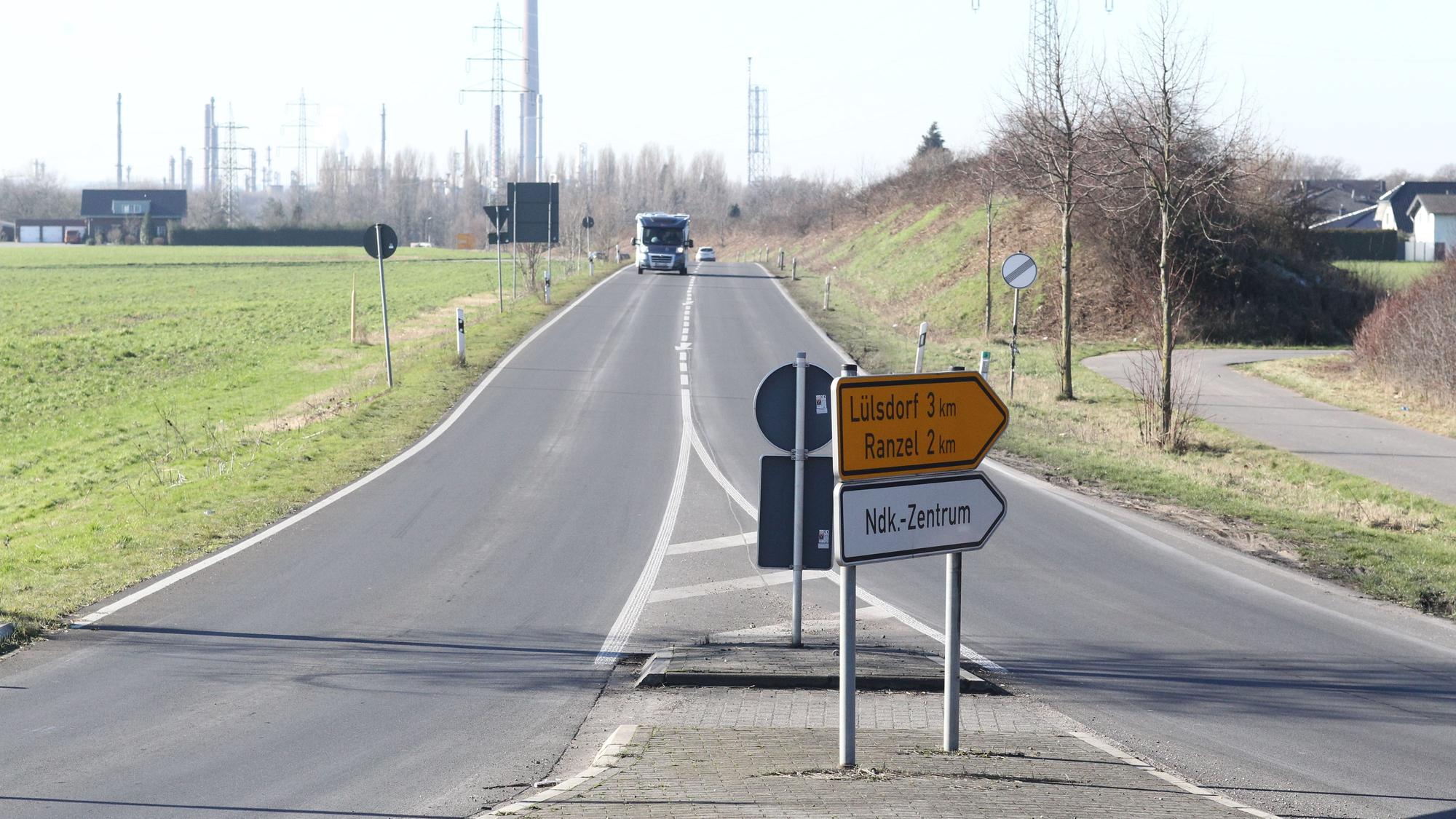 Rheinspange A 553-Tunnel soll unter den Rhein gebaut werden. Kreisverkehr nordöstlich von Niederkassel kurz vor der Ortseinfahrt, wo der Tunnel rauskommen soll.
Blickrichtung Niederkassel