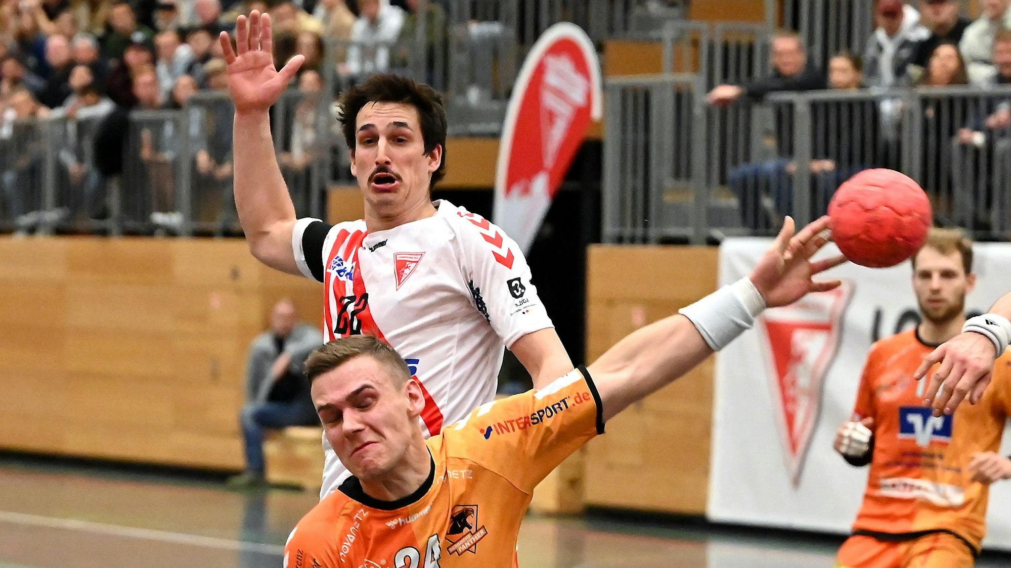 18.11.2022-Handball-Longerich-Bergische Panther
vorne: Henrik Heider (Panther)
hinten: Christopher Wolf (Longerich)
Foto: Uli Herhaus