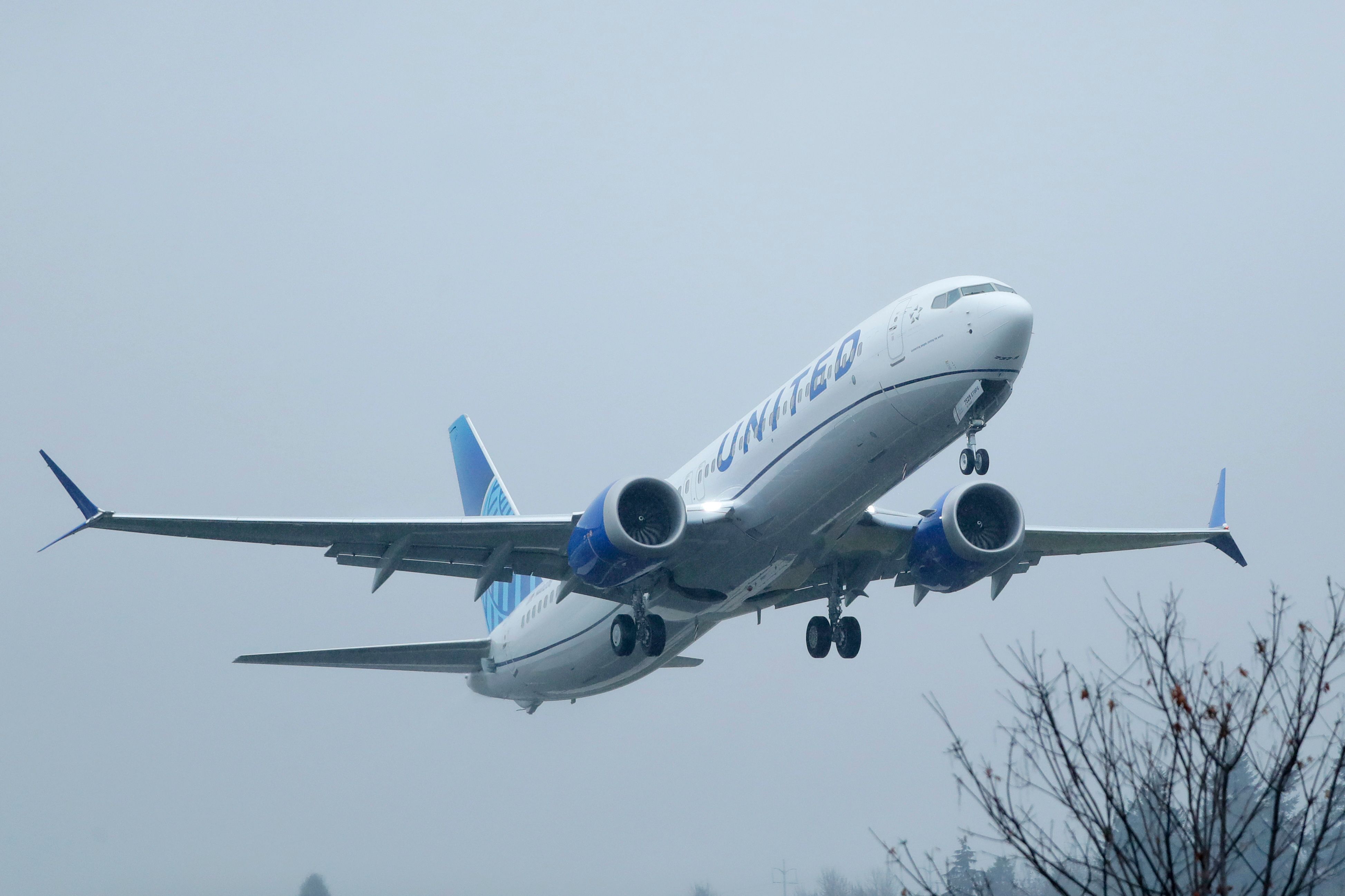 Ein United Airlines Boeing 737 Max Flugzeug startet im Regen. (Symbolbild)