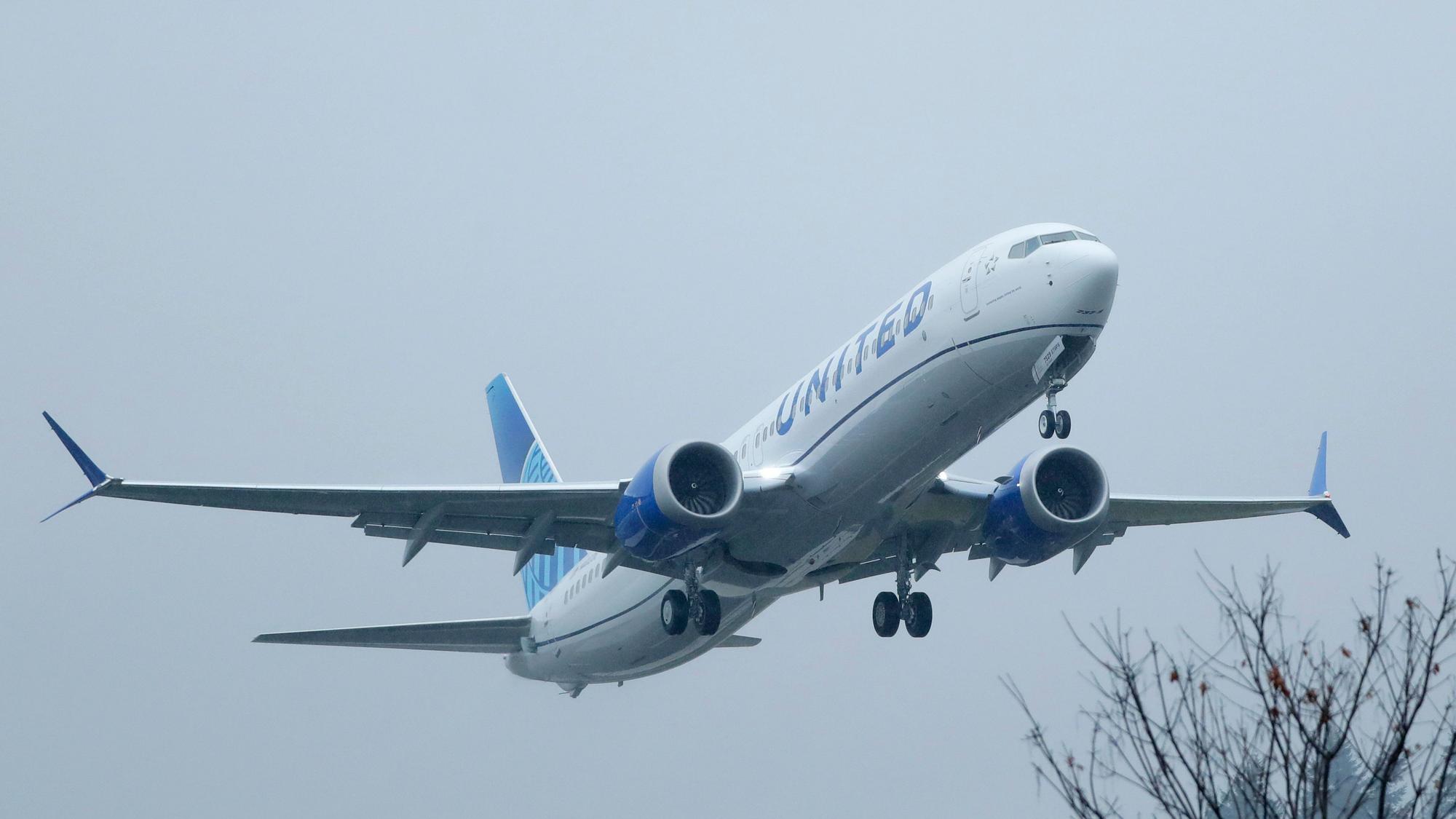 Ein United Airlines Boeing 737 Max Flugzeug startet im Regen. (Symbolbild)