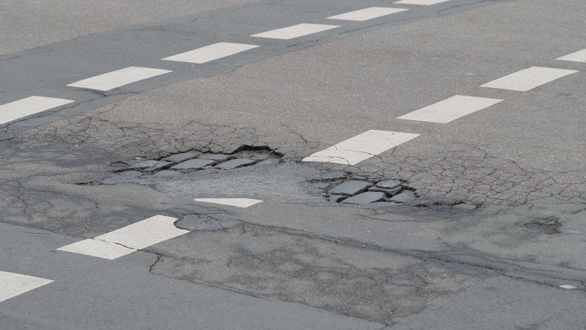 Auf der Berrenrather Straße sind Schlaglöcher zu sehen.