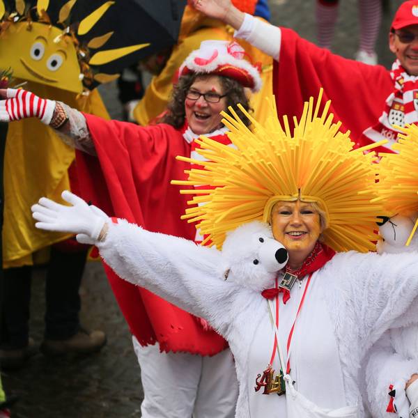 Zwei Jecken beim Rosenmontagszug.