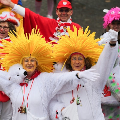 Zwei Jecken beim Rosenmontagszug.