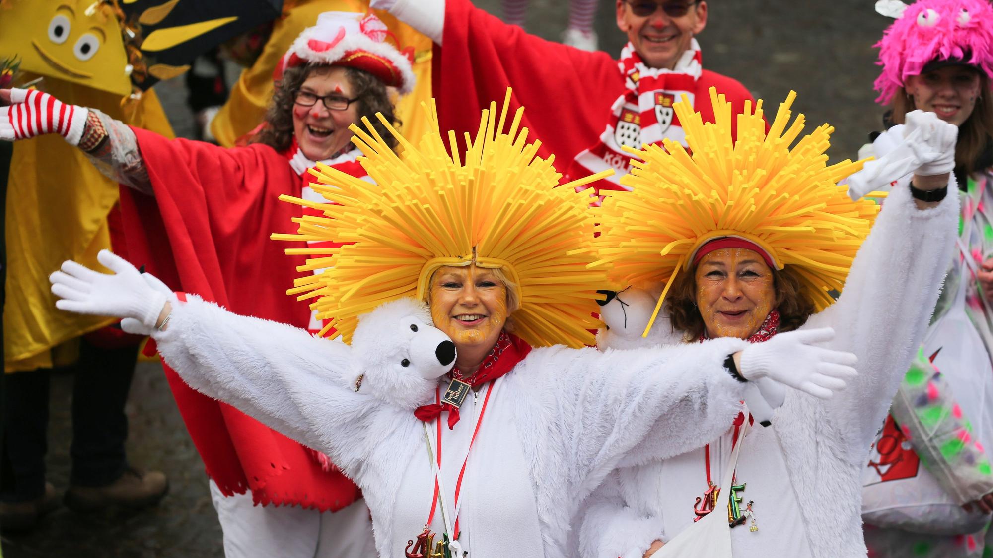 Zwei Jecken beim Rosenmontagszug.