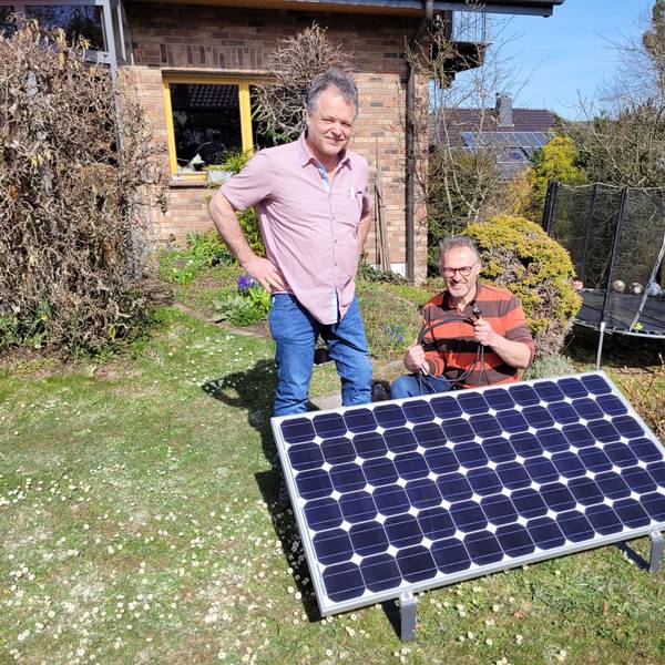 Horst Nikolai (l.) und Klaus Pütz vom Verein Windenergie Nordeifel mit einer Mini-Solaranlage.
