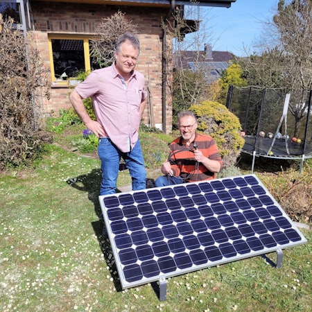 Horst Nikolai (l.) und Klaus Pütz vom Verein Windenergie Nordeifel mit einer Mini-Solaranlage.