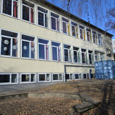 GGS Gronau maroder Schulhof Sanierungsbedarf. 
Schüler Mila und Joshua zeigen die defekten Stellen auf dem Schulhof