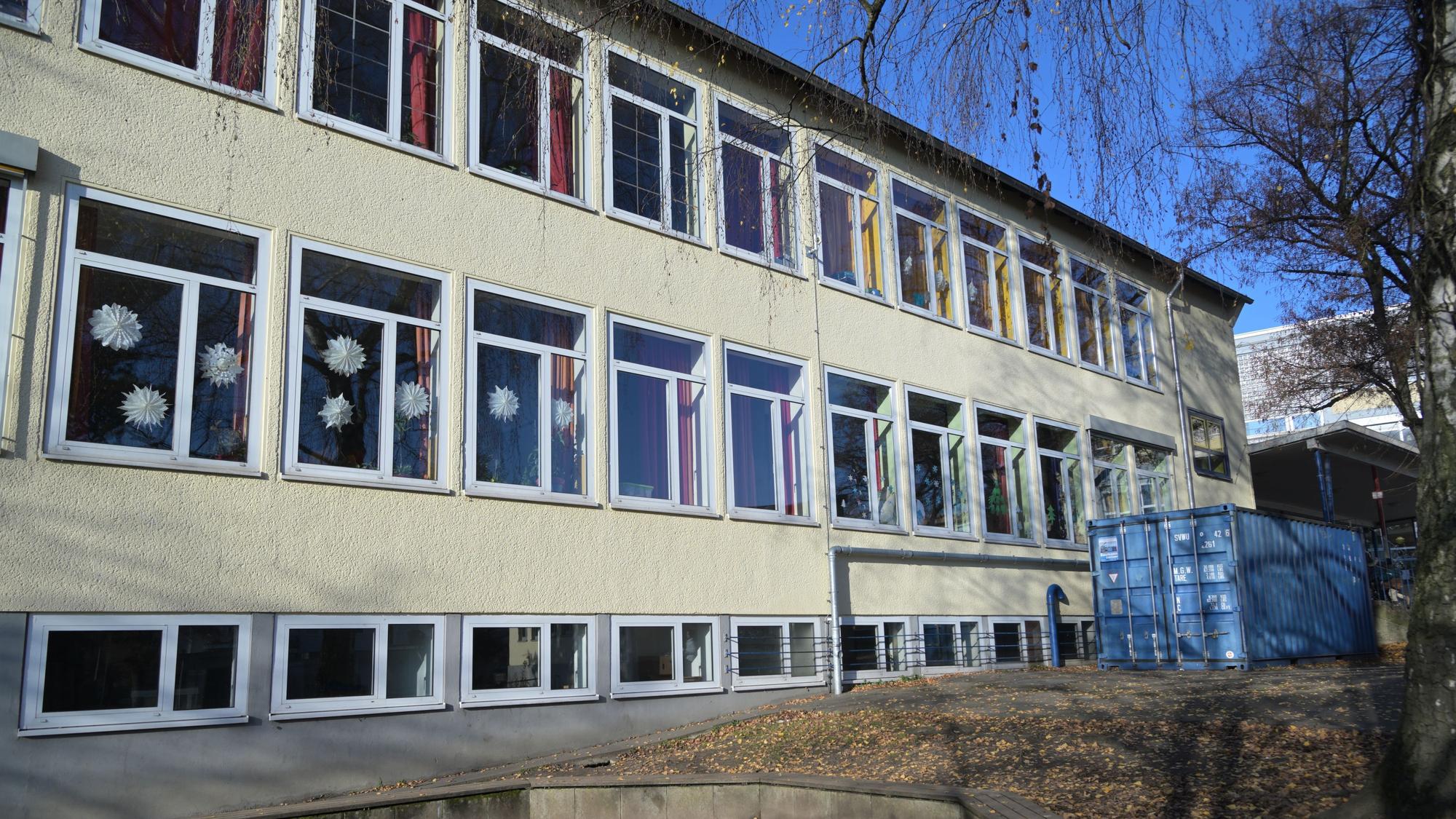 GGS Gronau maroder Schulhof Sanierungsbedarf.
Schüler Mila und Joshua zeigen die defekten Stellen auf dem Schulhof