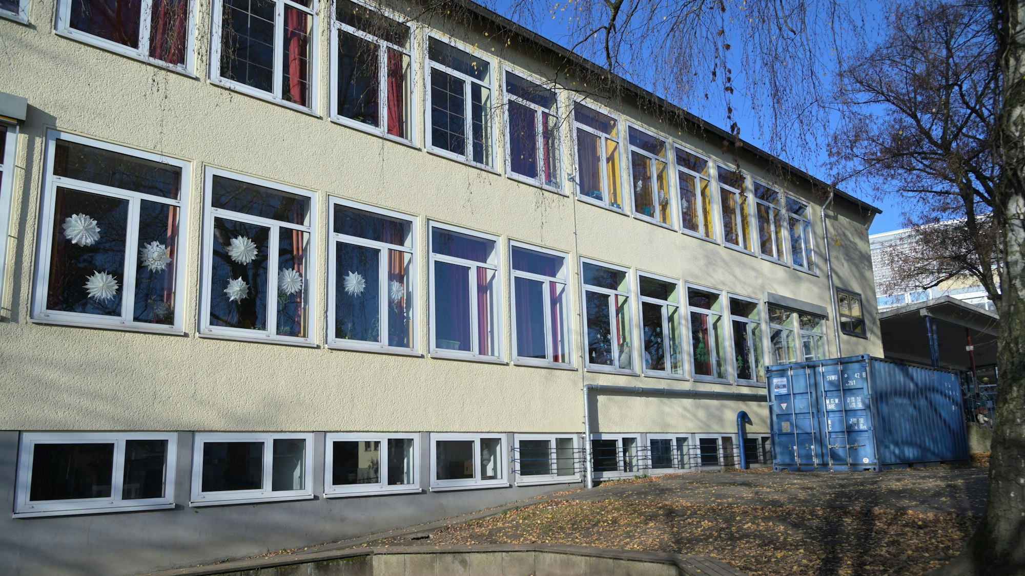 GGS Gronau maroder Schulhof Sanierungsbedarf.
Schüler Mila und Joshua zeigen die defekten Stellen auf dem Schulhof