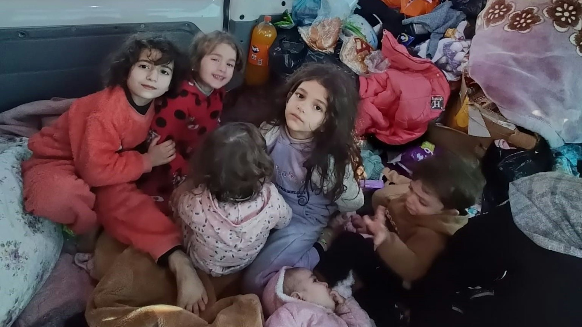 In einem Auto lebt diese 20-köpfige Familie seit dem Erdbeben bei Antakya in Syrien. Ihre Wohnung und Geschäfte sind zerstört. Es sind die Angehörigen einer Feundin von Hadil Ramis aus Alfter-Witterschlick, die in Bonn-Tannebusch lebt.