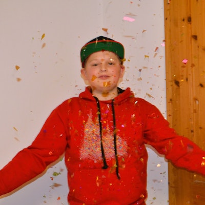 Noah Marnett wirft mit Konfetti.