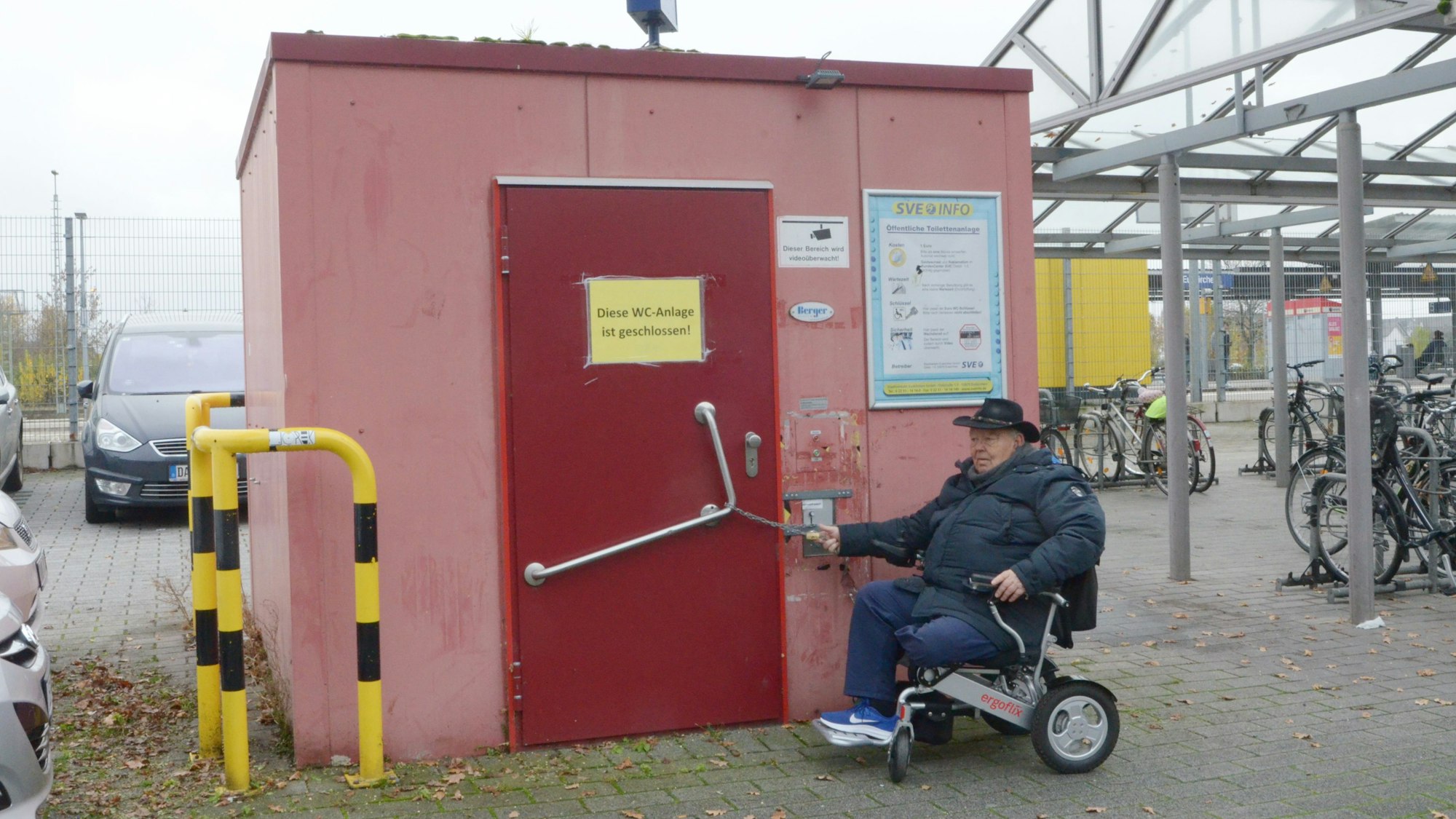 Rollstuhlfahrer Wilhelm Hachenberg an der Toilette am Bahnhof Euskirchen.