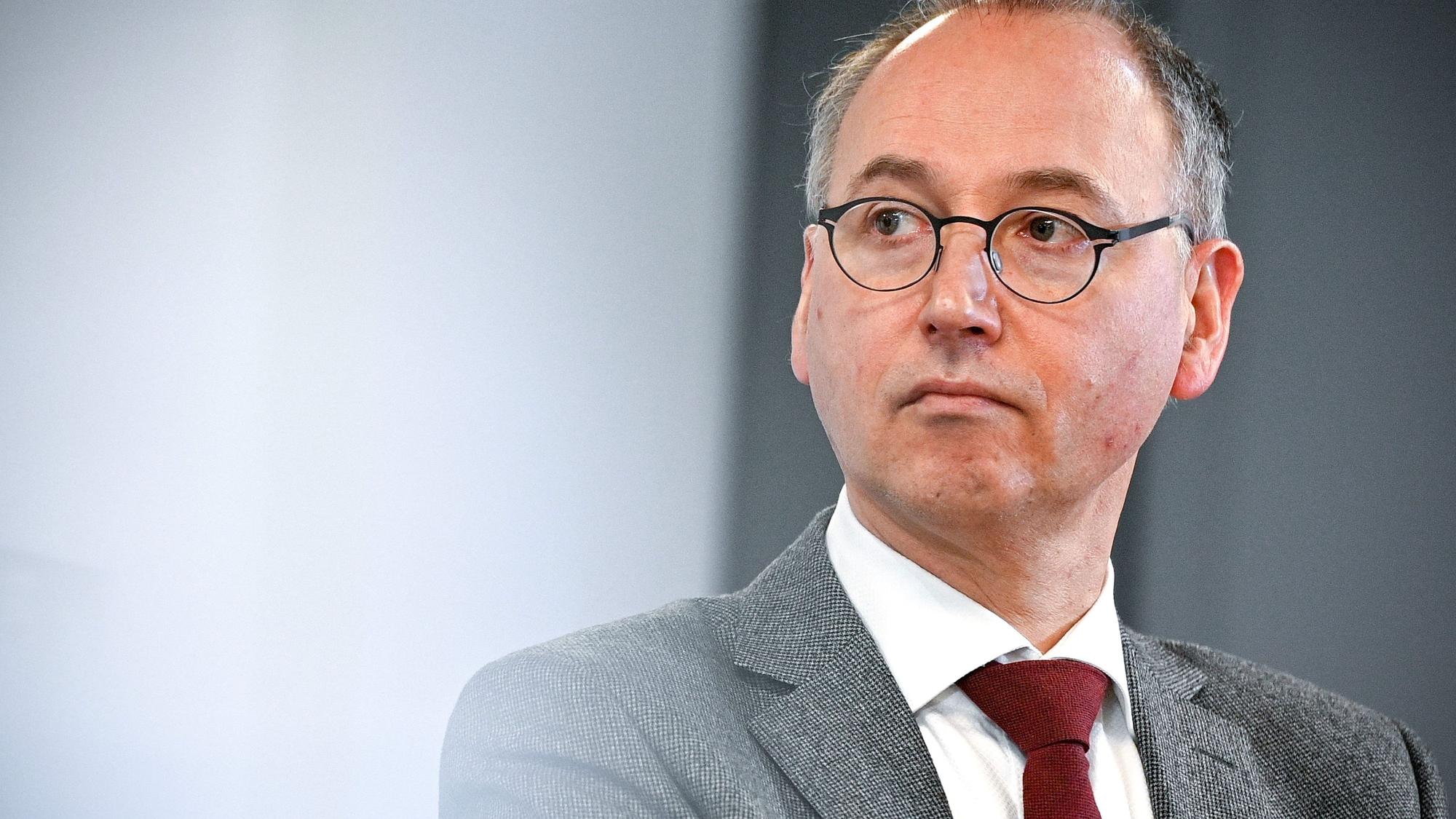 Werner Baumann, Vorstandsvorsitzender des deutschen Pharmaunternehmens Bayer AG, blickt bei einer Pressekonferenz in die Runde. (Archivbild)
