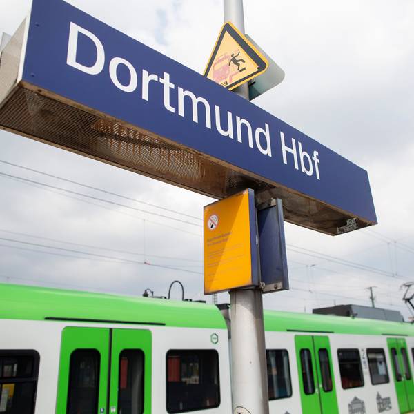 Ein Zug steht auf dem Gleis am Dortmunder Hauptbahnhof. (Symbolbild)