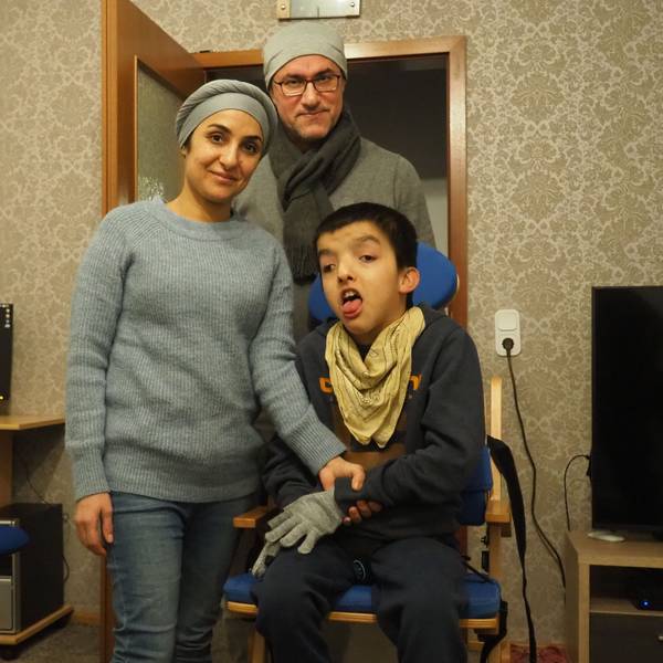 Das Foto zeigt Tavga Suleiman, Nassradin Rahim und ihren Sohn Lazo.