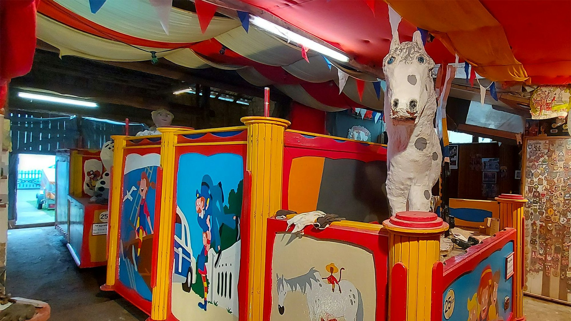 Es ist der diesjährige Karnevalswagen zu sehen.